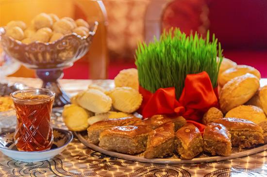 装满甜点、坚果、糖果和其他零食的拼盘Khoncha? ? 阿塞拜疆旅游局? 图